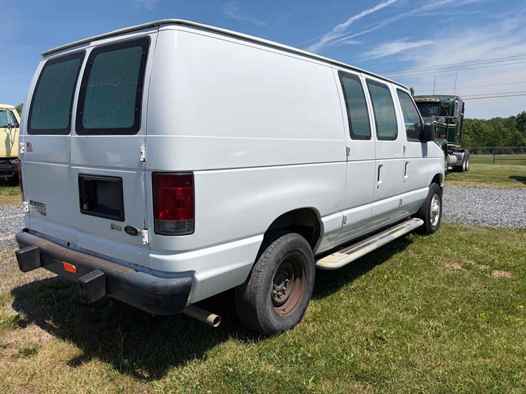 2013-ford-e250-image-4