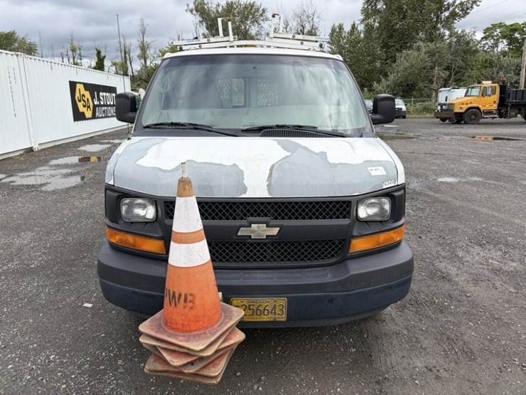 2012-chevrolet-express-cargo-van-image-8