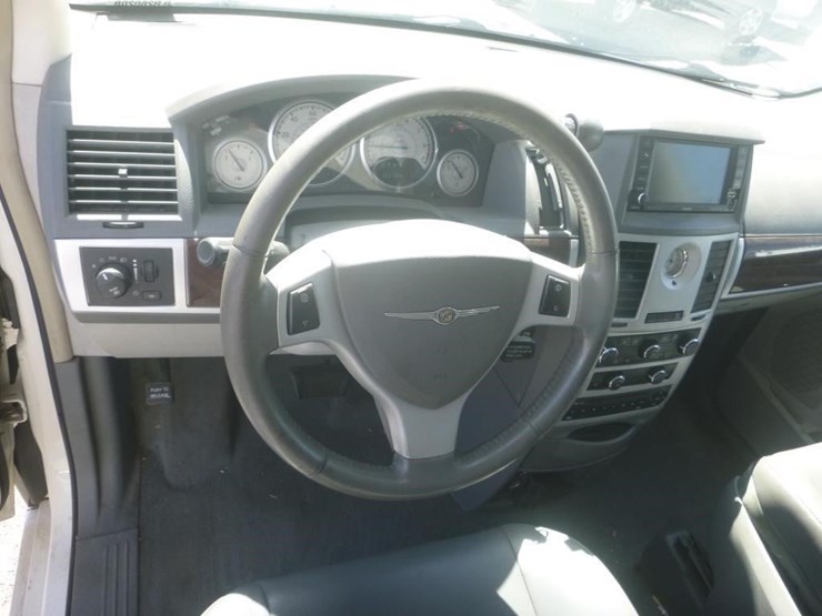 2010-chrysler-town-&-country-image-11