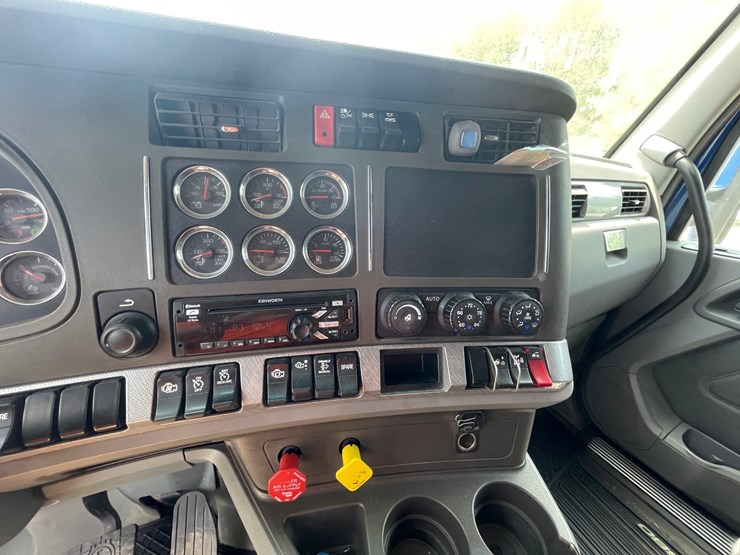 2015-kenworth-t680-image-55