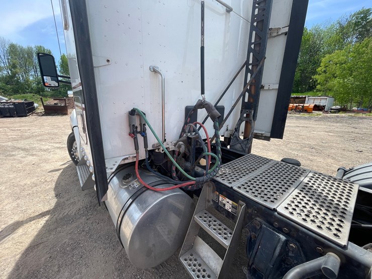 2016-kenworth-t680-image-18