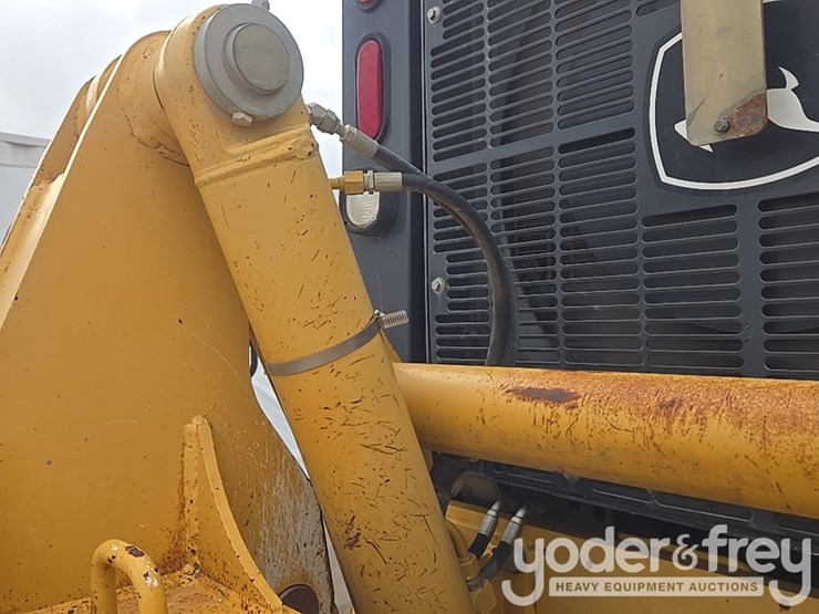 2011-deere-772g-image-32