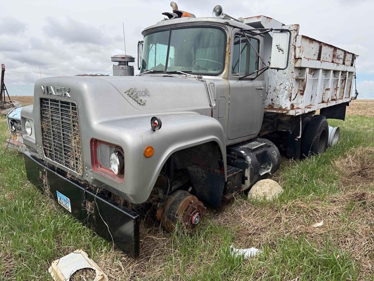 1982-mack-semi-image-1