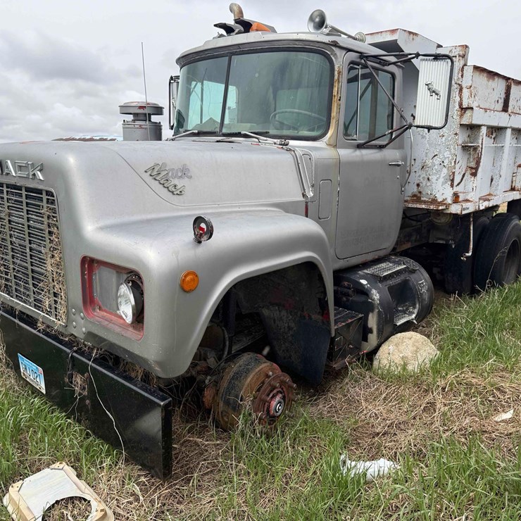 1982 Mack Semi