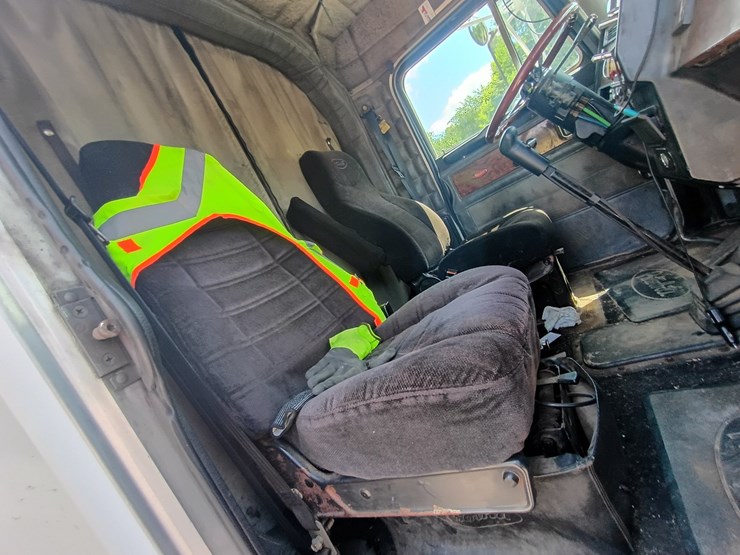 1998-peterbilt-379-image-48