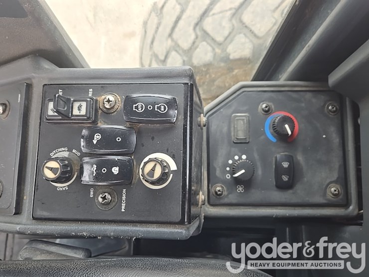 2011-deere-772g-image-55
