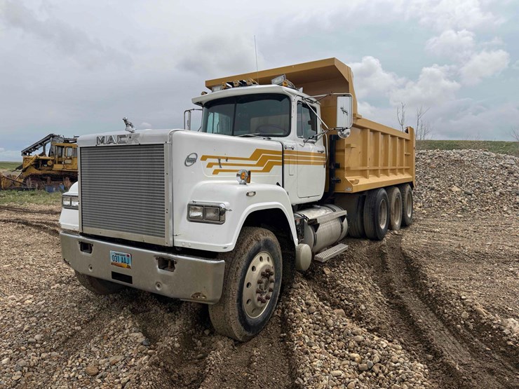 1989-mack-semi-image-1