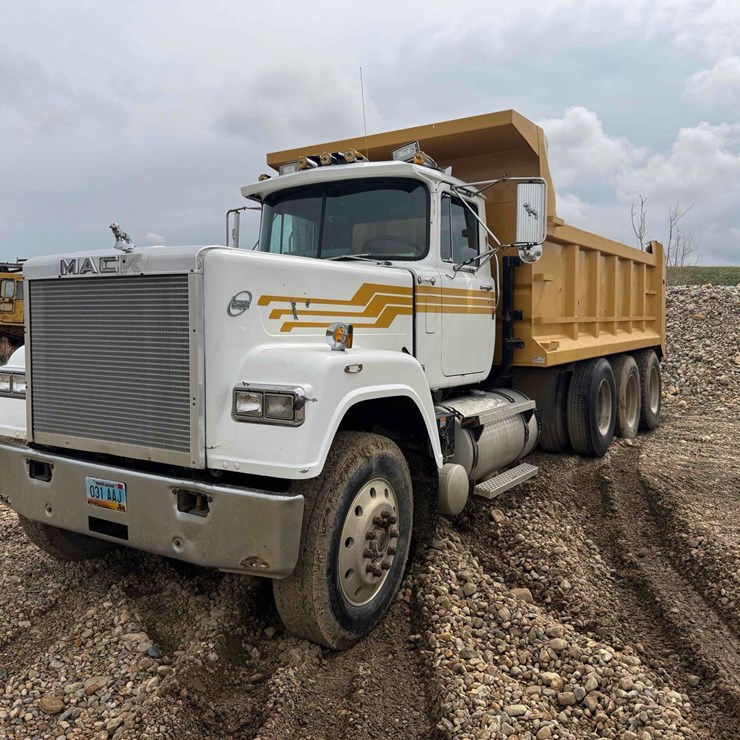 1989 Mack Semi