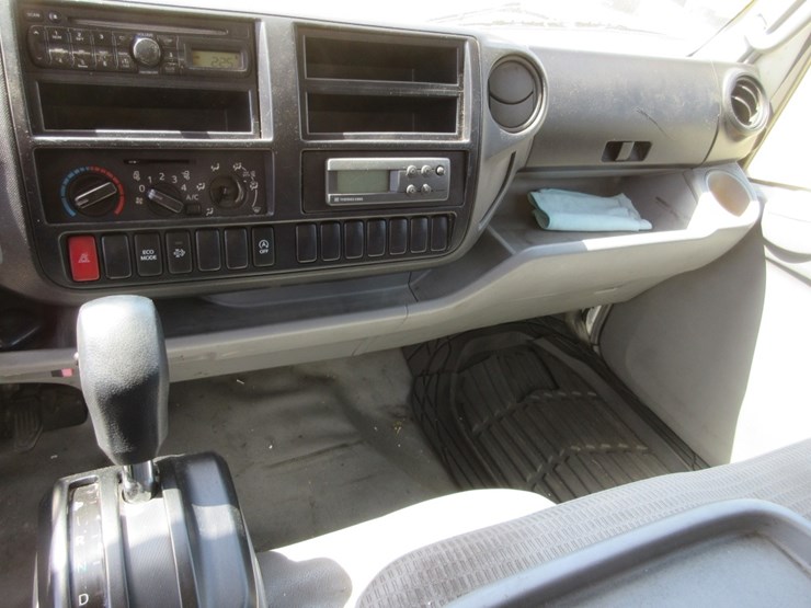 2015-hino-195h-image-8