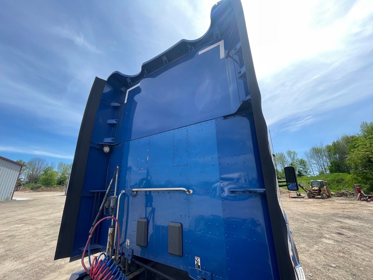 2015-kenworth-t680-image-37