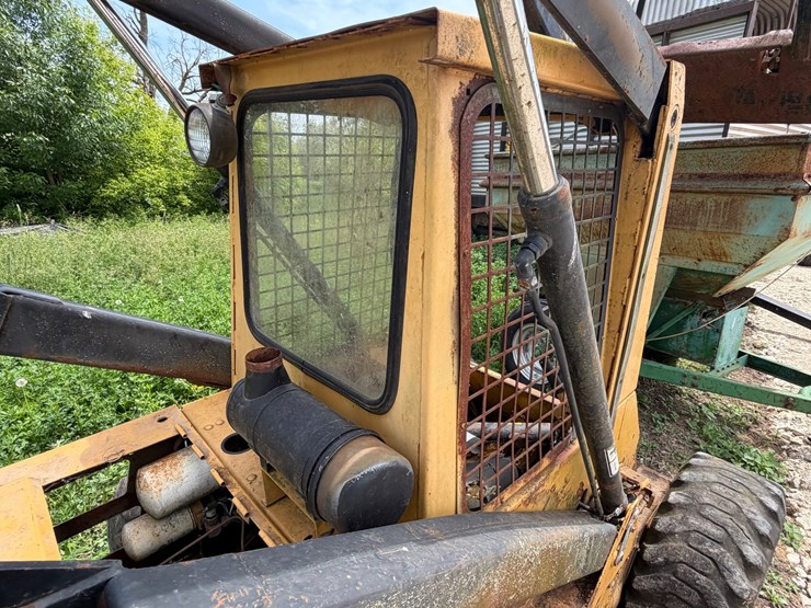 new-holland-l555-image-12