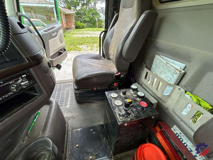 2016-volvo-truck-vhd-quad-axle-dump-truck-image-77