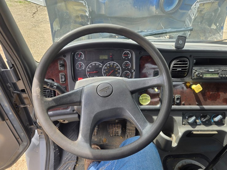 2005-freightliner-m2-106-image-60