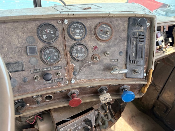 1984-mack-r686st-image-33