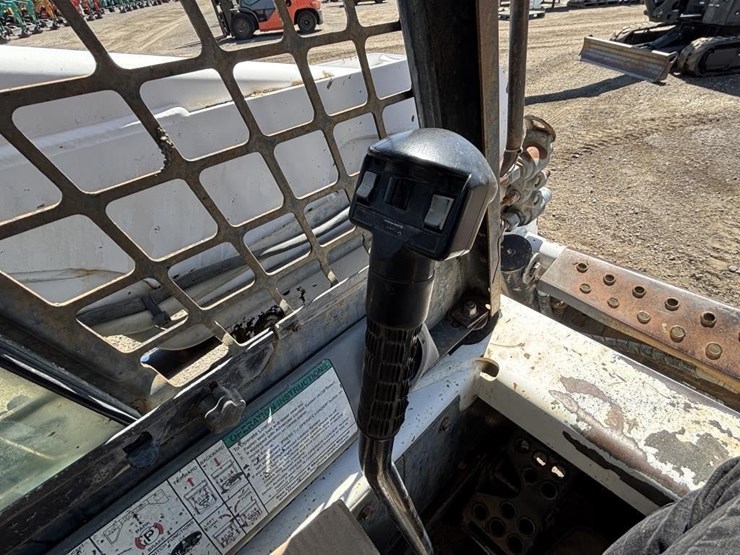2005-bobcat-t180-image-23