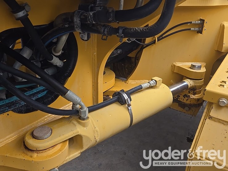 2011-deere-772g-image-28