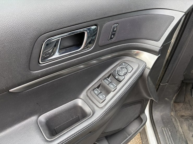 2015-ford-explorer-image-27