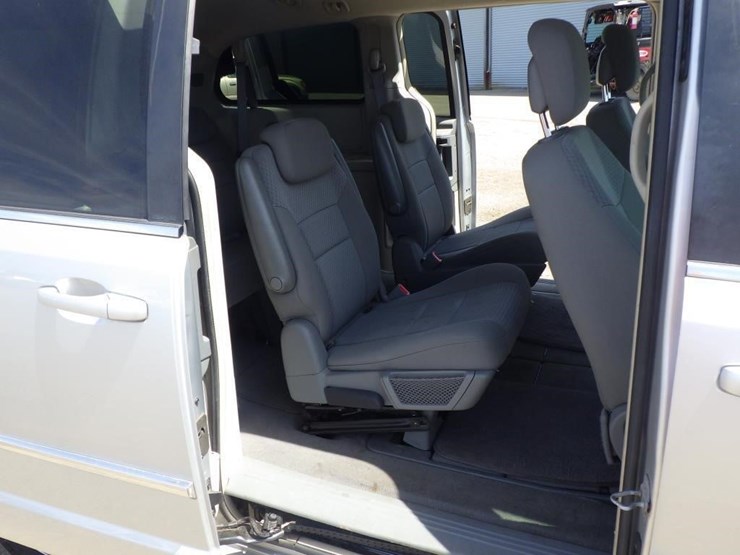2010-chrysler-town-&-country-image-8