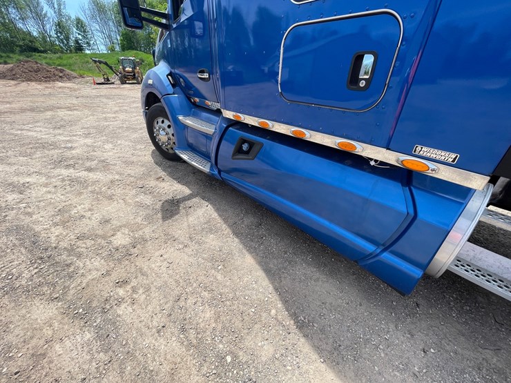2015-kenworth-t680-image-15