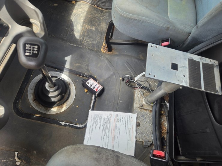 2005-freightliner-m2-106-image-58