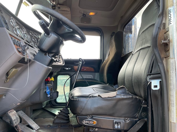 2010-peterbilt-386-image-35