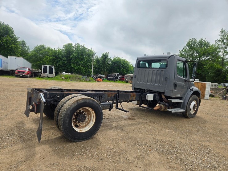 2005-freightliner-m2-106-image-17
