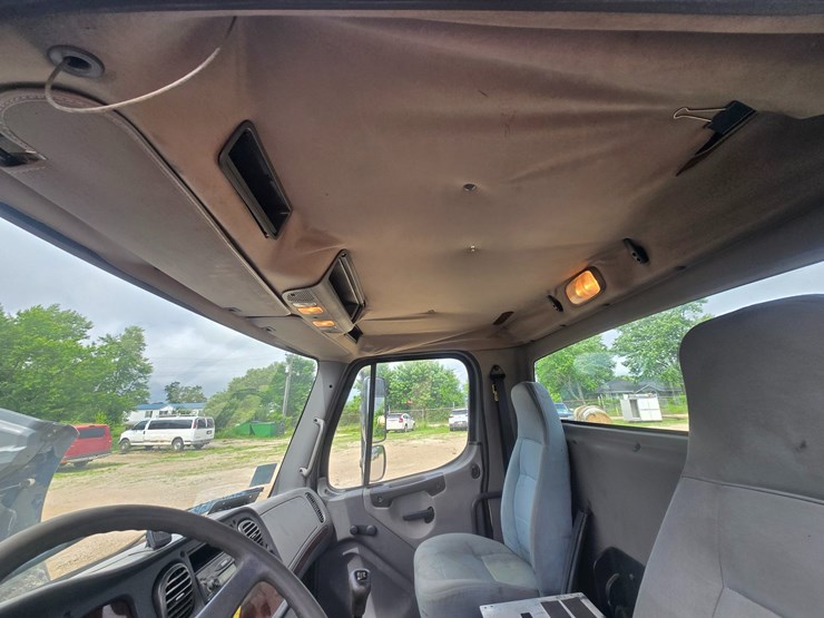 2005-freightliner-m2-106-image-53