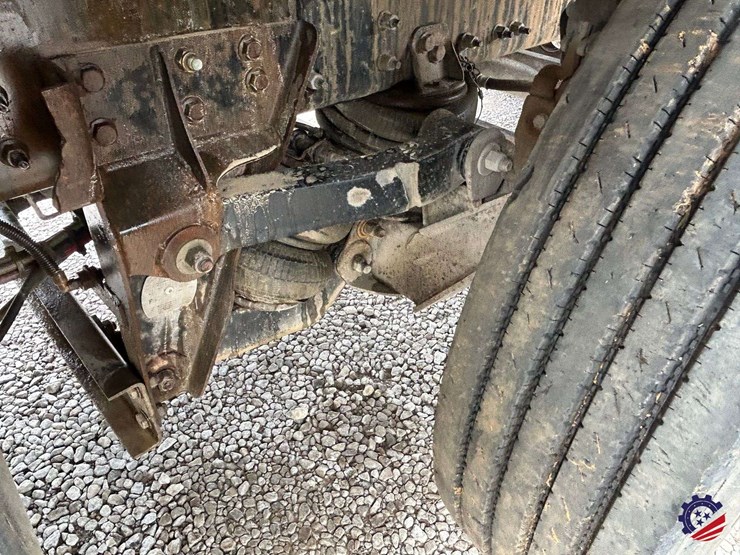 2016-volvo-truck-vhd-quad-axle-dump-truck-image-55