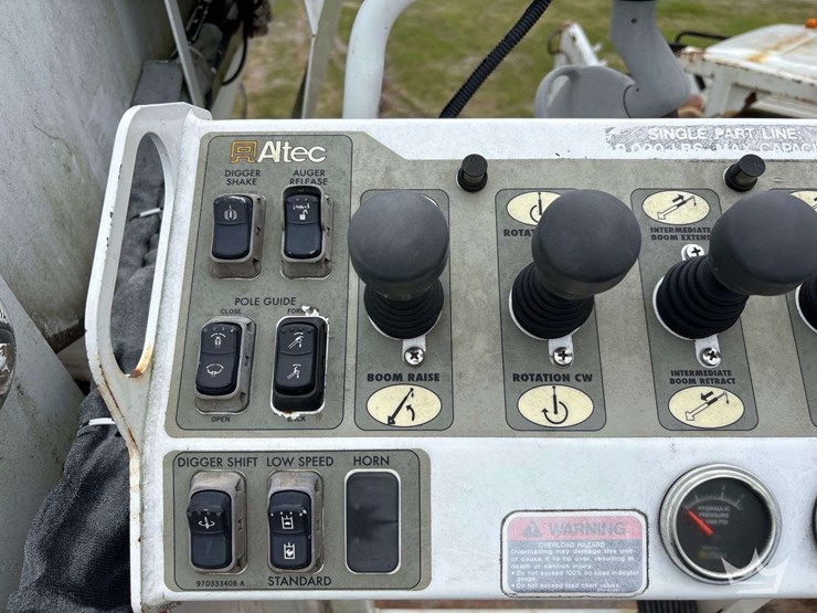 2014-freightliner-m2-106-image-28