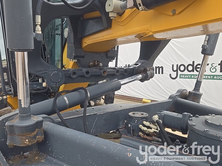 2011-deere-772g-image-23