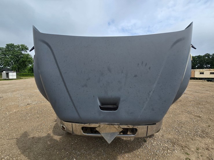 2005-freightliner-m2-106-image-39