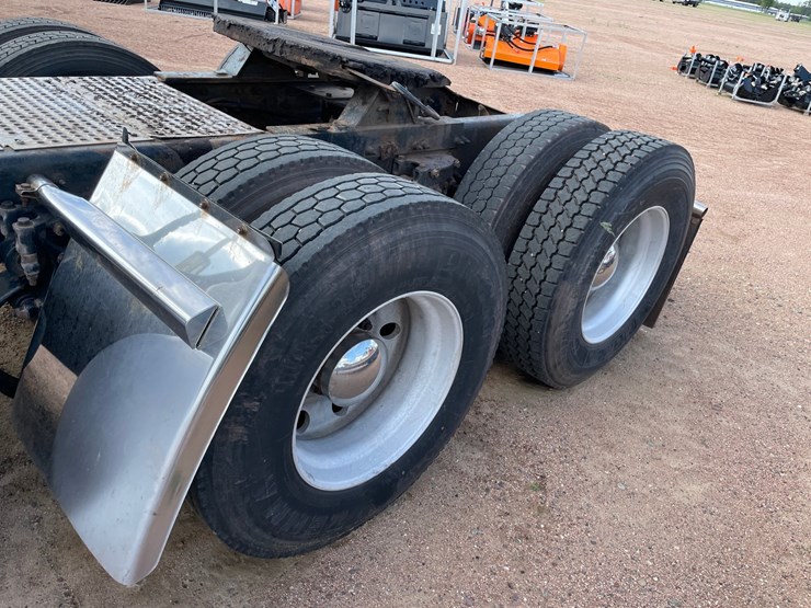 2010-peterbilt-386-image-19