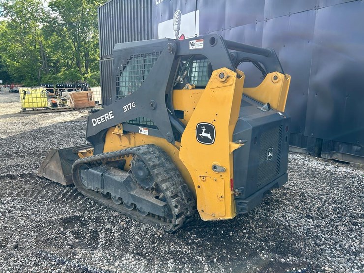 2018-deere-317g-image-2