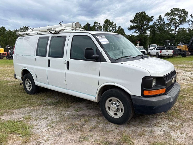2013-chevrolet-express-2500-image-2