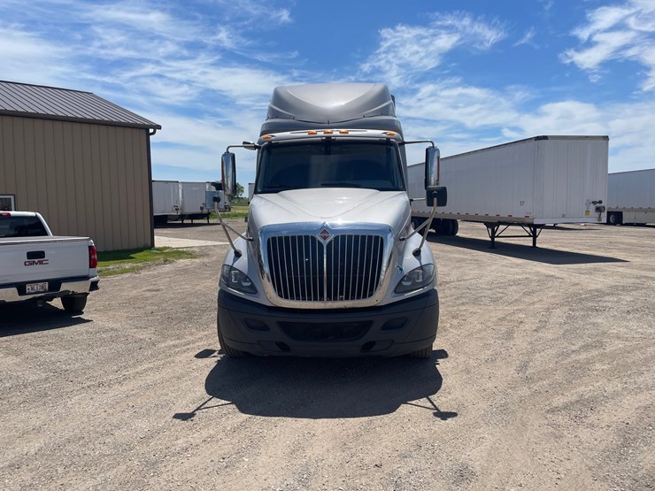 #304-•-2016-international-semi-tractor-(has-wi-title)-(denmark,wi)-image-2