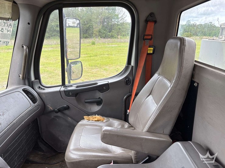2014-freightliner-m2-106-image-61