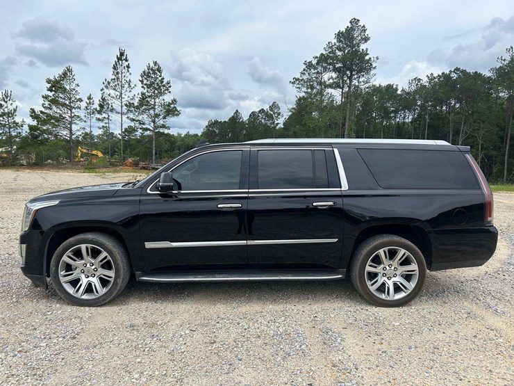 2018-cadillac-escalade-esv-image-3