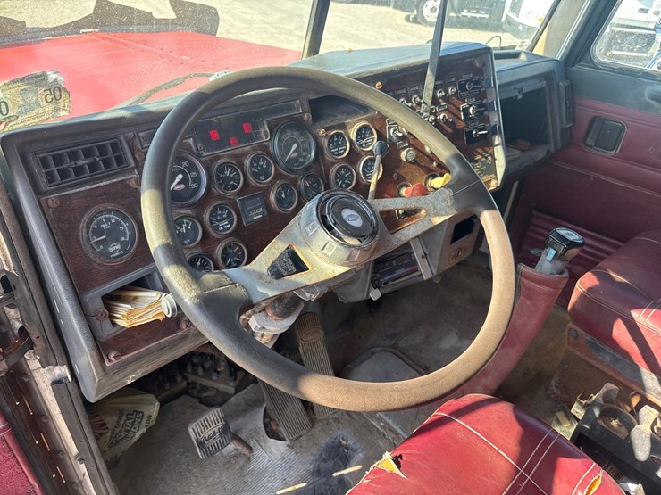 1993-peterbilt-379-image-14