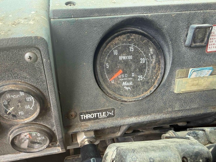 1989-mack-semi-image-29