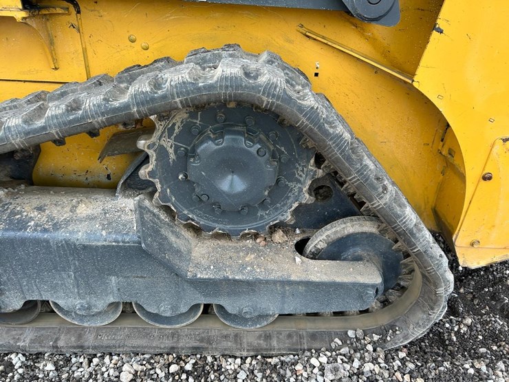 2018-deere-317g-image-18