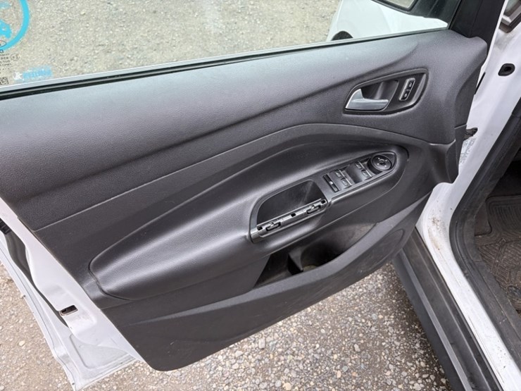 2016-ford-c-max-sel-hybrid-sedan-image-25