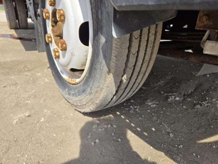 inoperable-2010-isuzu-flatbed-truck-jale5w169a7301-image-26