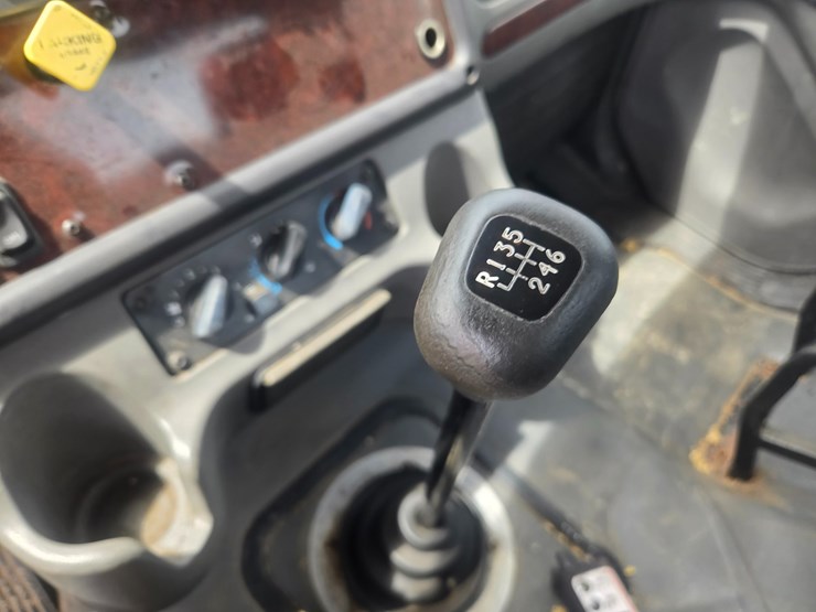 2005-freightliner-m2-106-image-59