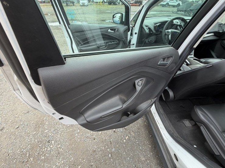 2016-ford-c-max-sel-hybrid-sedan-image-23