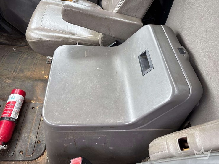 2014-freightliner-m2-106-image-62