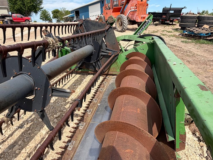 john-deere-220-image-12