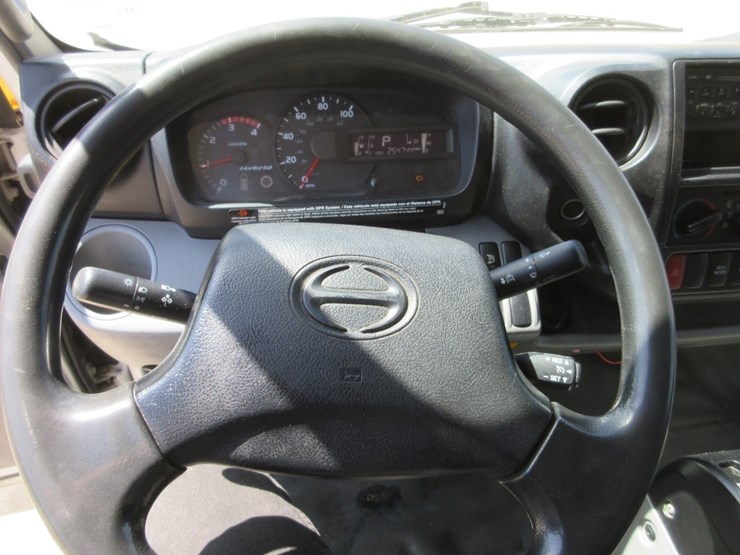 2015-hino-195h-image-9
