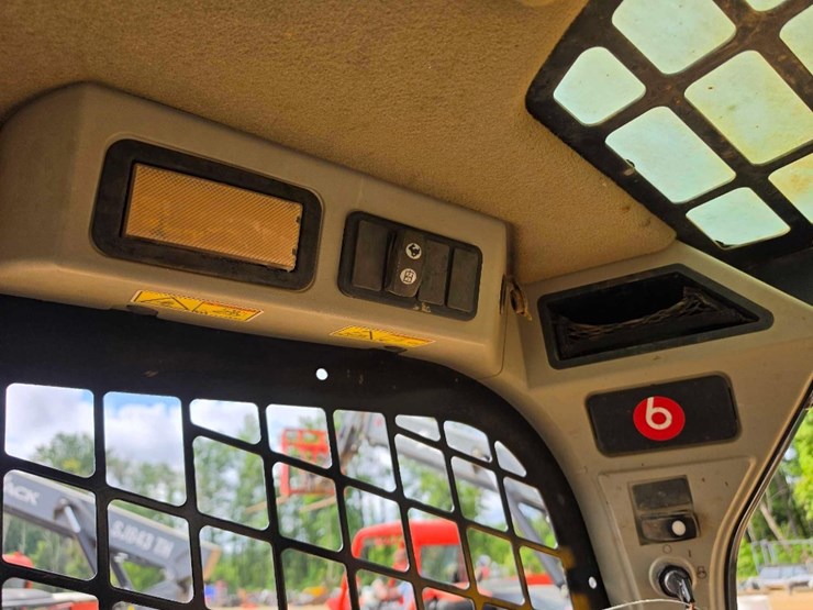 2015-caterpillar-259d-image-12
