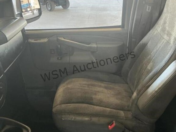 2017-chevrolet-express-2500-image-21