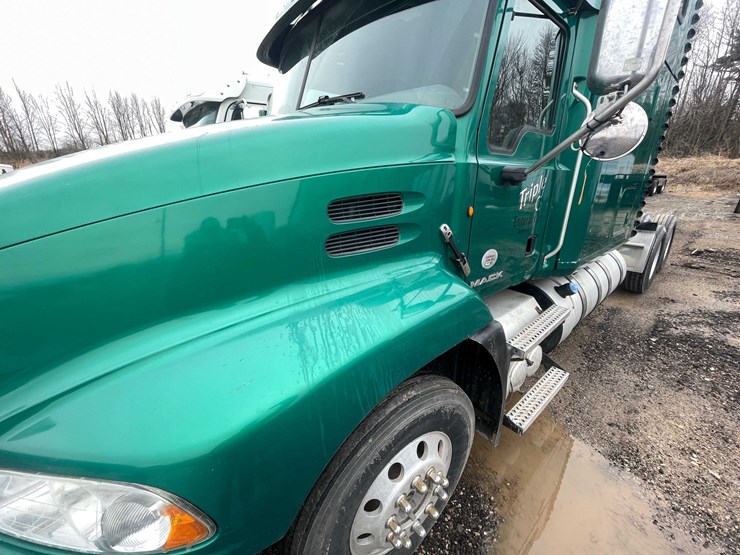 #310-•-2011-mack-semi-tractor-(has-wi-title)-(denmark,-wi)-image-9